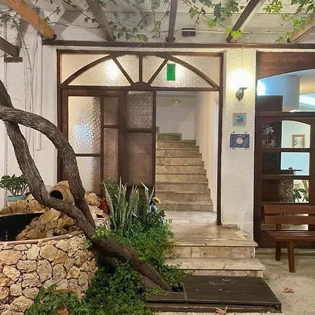 Ξενοδοχείο λεύκα 2*